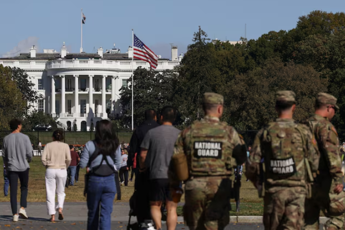Gobierno de Trump Crea Fuerza Laboral de "Dos Niveles": Agentes de Inmigración Cobran Mientras Trabajadores Civiles Siguen Sin Pago