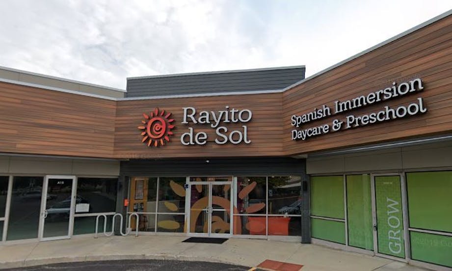 Comunidad Conmocionada: Agentes Federales de Inmigración Detienen a Maestra Dentro de Guardería de Chicago – Agentes de ICE en Guardería