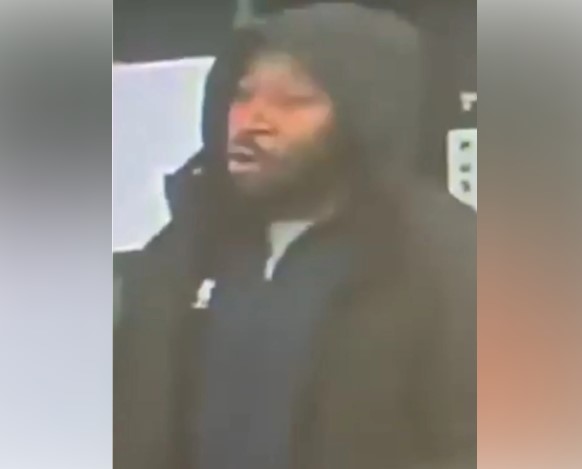 Acusado por Apuñalamientos en Tren del Reino Unido Enfrenta Nuevos Cargos, Incluido Intento de Asesinato de Adolescente