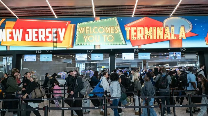 Newark Airport Nombrado el 'Más Estresante' del Mundo: Retrasos y Check-In Lento Lideran Críticas